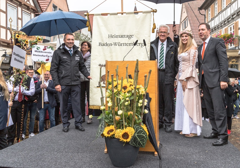 Übergabe der Heimattage-Fahne durch Ministerpräsident Kretschmann an Sinsheim