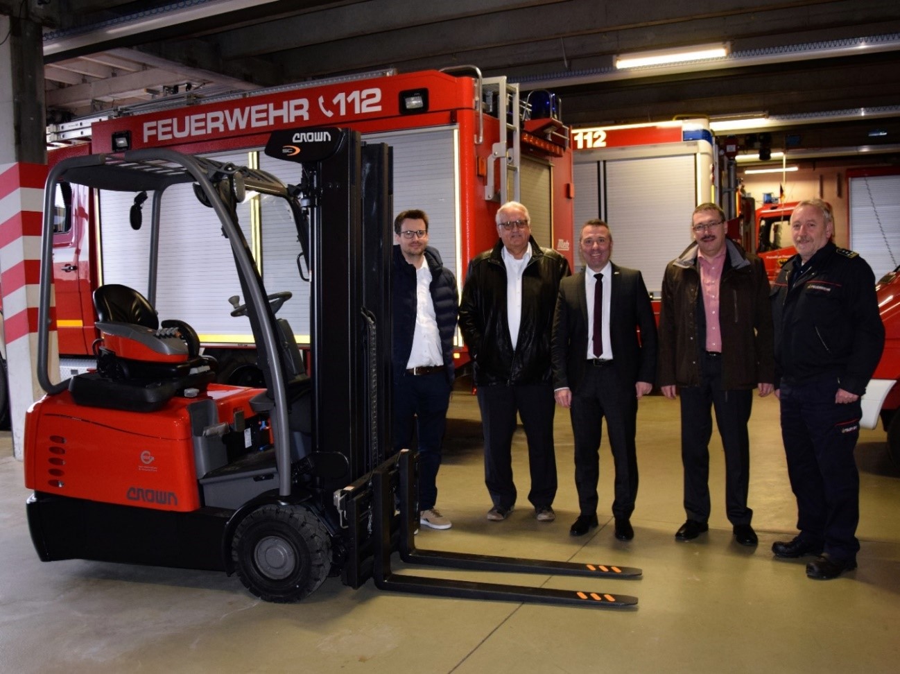 GEBHARDT Fördertechnik übergibt Gabelstapler an Feuerwehr Sinsheim
