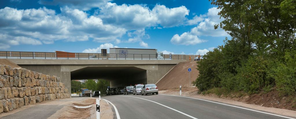 Jetzt ist die Kreisstraße wieder frei – Brücke und Straße termingerecht fertiggestellt