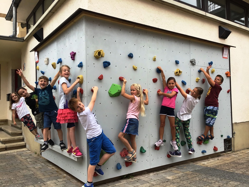 Waldangelloch: Die Kinder werden sich freuen – Hand in Hand zur Kletterwand