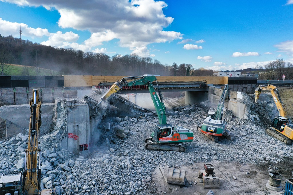 Autobahnbrücke zerbröselt – Baggerarbeiten rund um die Uhr – 1200 Kubikmeter Stahlbeton bearbeitet