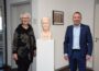 Dietmar Hopp verewigt – Sinsheimer Künstlerin übergibt Tonskulptur als Dank an die Stadt Sinsheim
