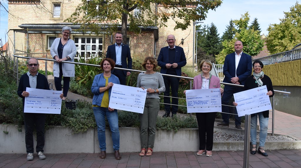 Auch Sinsheim erhält Spendenschecks – Netze BW übergibt Schecks – Eingesparte Portokosten kommen Vereinen zugute