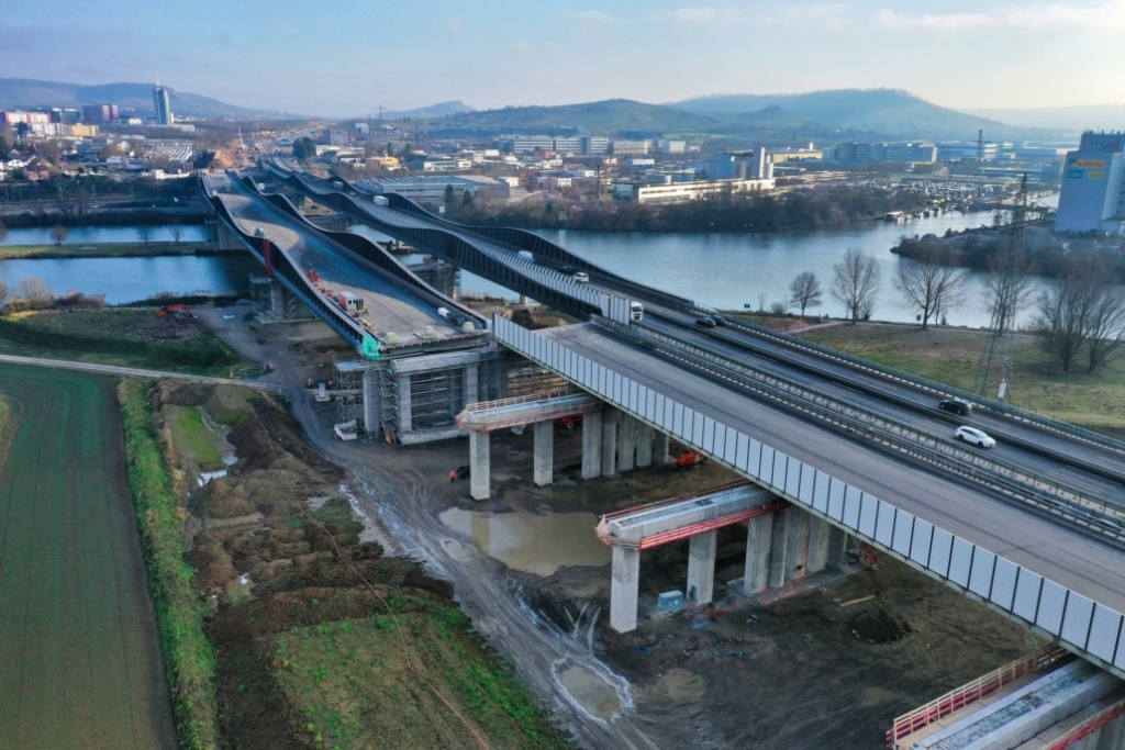 Neckarbrücke gleitet Richtung Süden – 20.000 Tonnen schwere Stahlkonstruktion wird verschoben