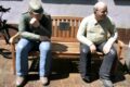 Sinsheim: Alltagsmenschen beschädigt „Opas auf Bank“ – Füße „abgetreten“!