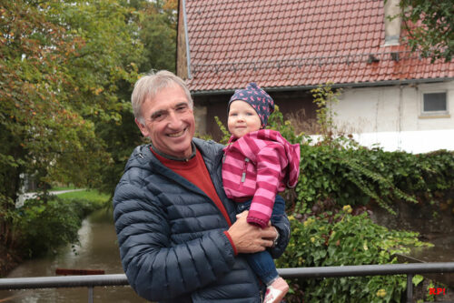 Karl Klein mit Enkelkind auf der Kerwe in Mühlhausen