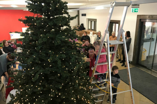 In diesem Jahr begrüßte Oberbürgermeisterin Cornelia Petzold-Schick wieder eine Kindergruppe, die mit Selbstgebastelten den Weihnachtsbaum im Foyer des Rathauses schmücken.