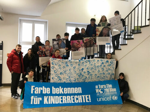 Bannerübergabe zum Thema „Kinderrechte“ Foto: Pressestelle Stadt Bruchsal