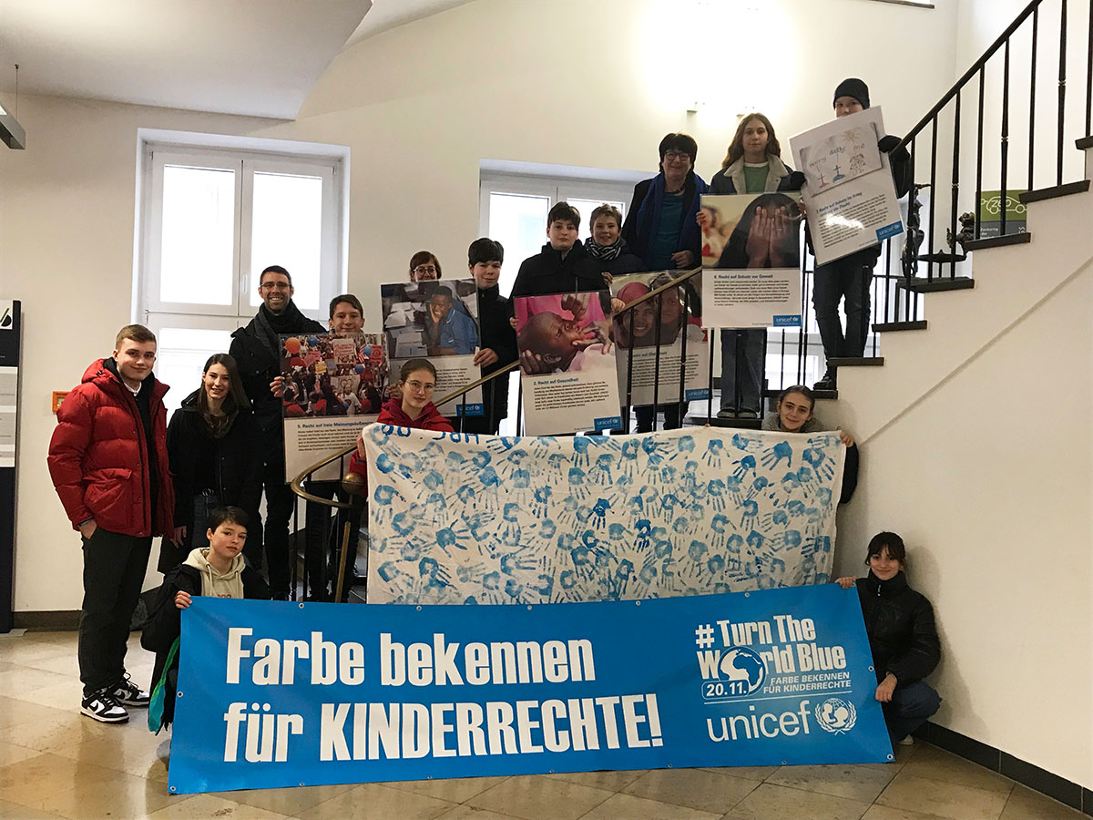 Bruchsal: Bannerübergabe Heisenberg-Gymnasium zum Thema „Kinderrechte“