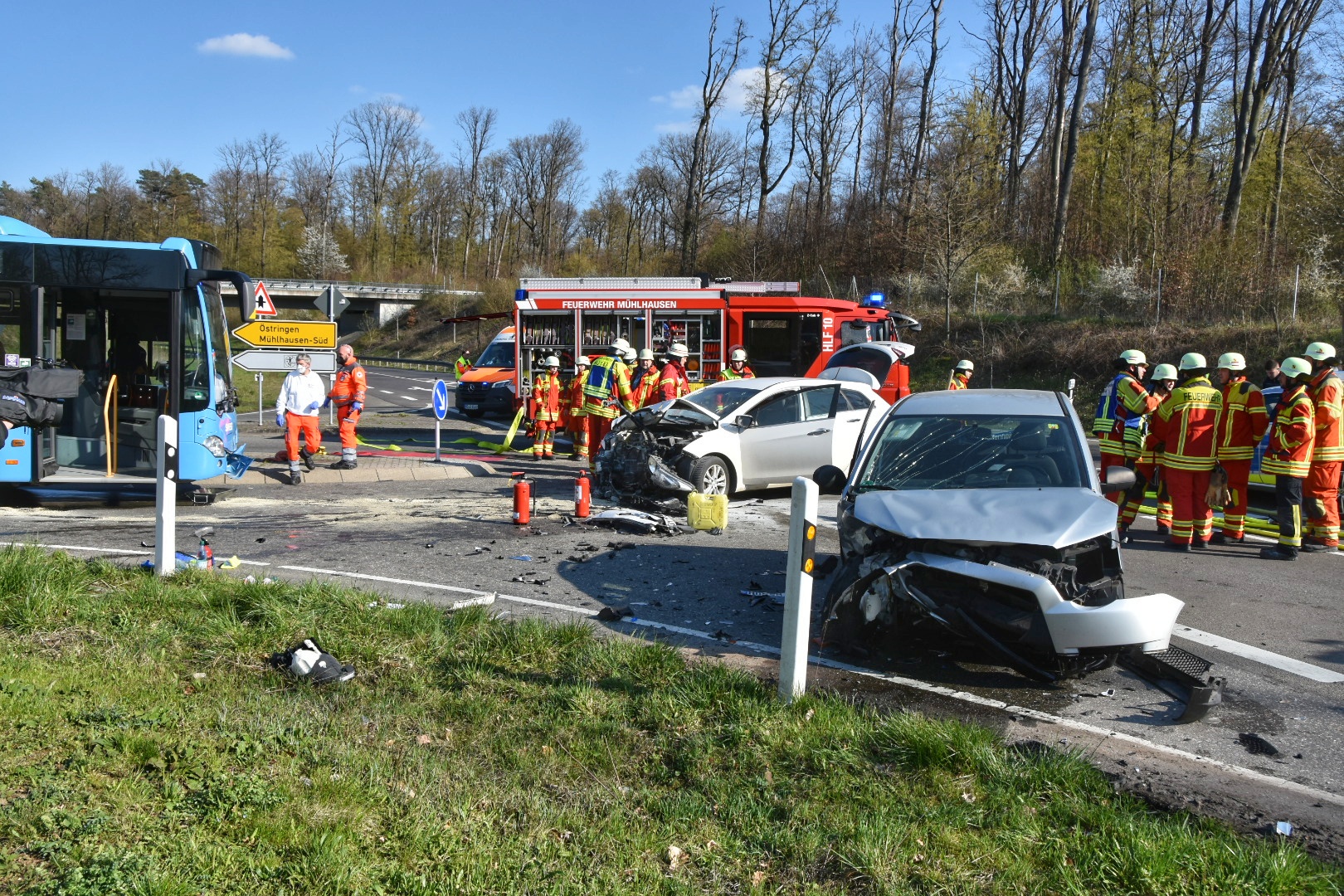 B 39/Mühlhausen – Schwerer Verkehrsunfall mit zwei Fahrzeugen (+ Fotogalerie)