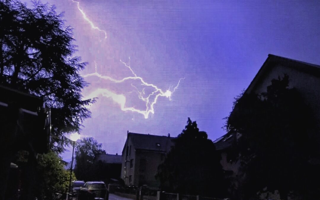 Unwetter in Baden-Württemberg: Umgestürzte Baume und Brände nach Blitzeinschlägen