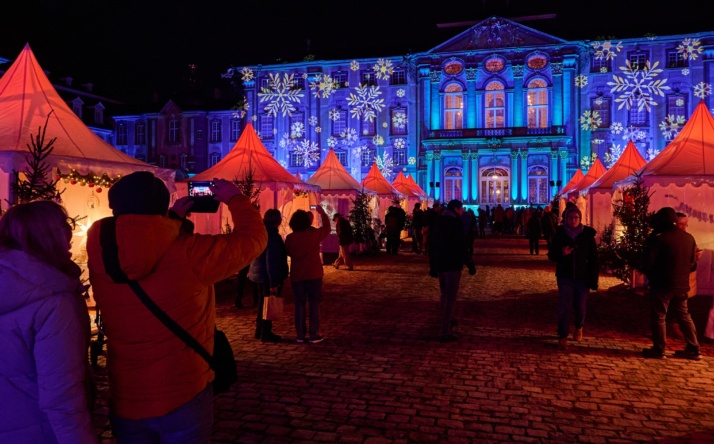 Adventsmarkt im barocken Ehrenhof