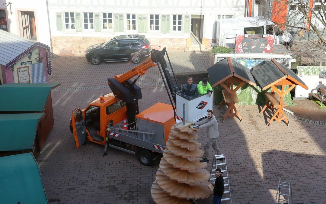 Wieslocher Weihnachtsmarkt: „Normaler“ grüner Tannenbaum wird durch Holz-Tannenbaum ersetzt