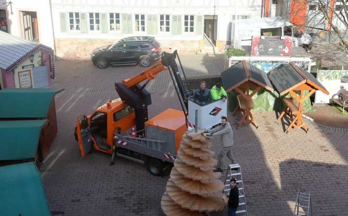 Wieslocher Weihnachtsmarkt: „Normaler“ grüner Tannenbaum wird durch Holz-Tannenbaum ersetzt