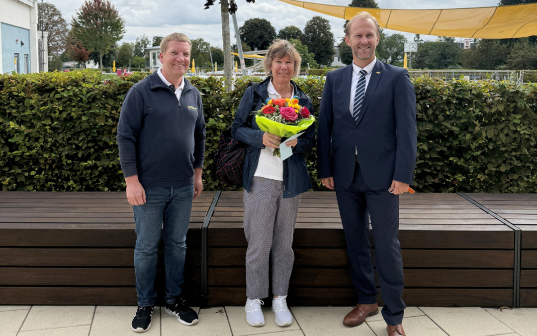 Hunderttausendste Besucherin im Sinsheimer Freibad empfangen