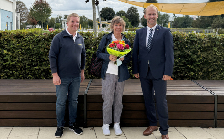 Hunderttausendste Besucherin im Sinsheimer Freibad empfangen
