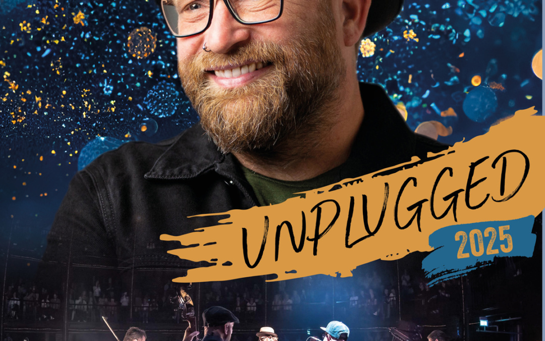 Songpoet mit Hut, Brille und Gitarre im Palatin