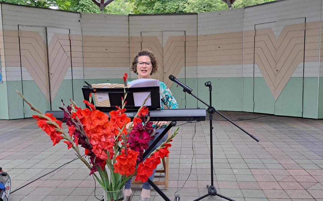 Sommerliches Singen im Gerbersruhpark mit Esther Kirsch
