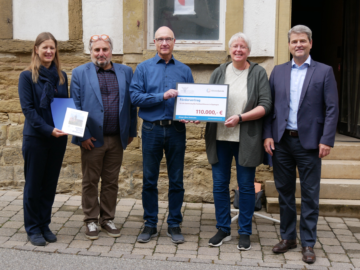 Altstadtstraße 25 – Spendenübergabe Denkmalstiftung – Gruppenbild (5)